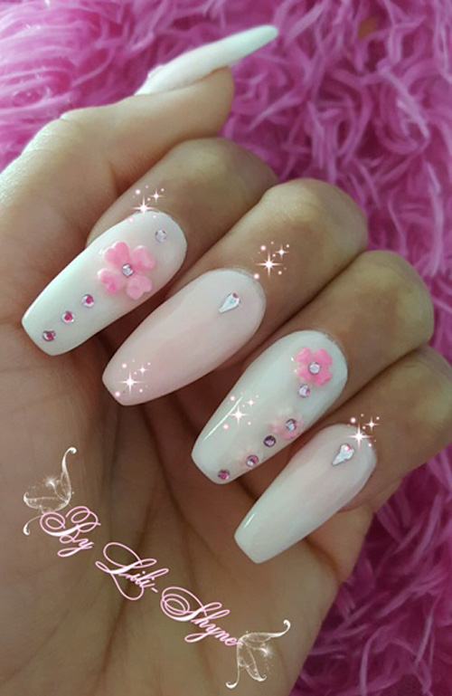 Акриловый цветочный дизайн ногтей в розовом и белом.