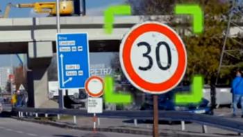 Приложение Sygic GPS Navigation распознает ограничение скорости на дорожных знаках с помощью ИИ